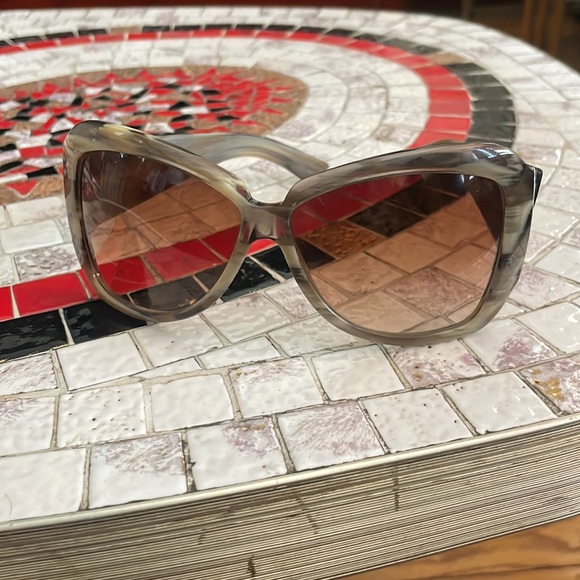 Seasonless Gucci Sunglasses that look like bone - EUC - Picture 1 of 9
